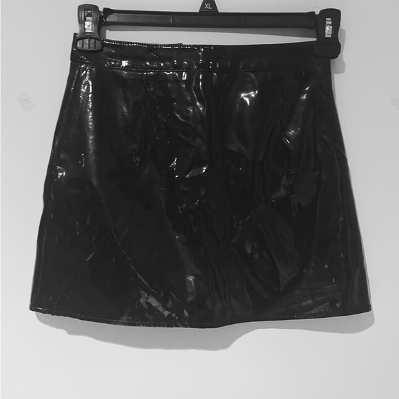 Women’s Forever 21 Patent Mini Skirt with rear zipper Size Small - Picture 1 of 2